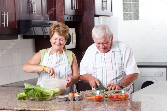 https://www.blogarts.in/wp-content/uploads/2020/04/depositphotos_10254215-stock-photo-elderly-couple-cooking-640x427.jpg