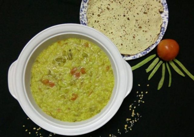 https://www.blogarts.in/wp-content/uploads/2020/04/tomato-guar-beans-khichdi-recipe-main-photo-640x453.jpg