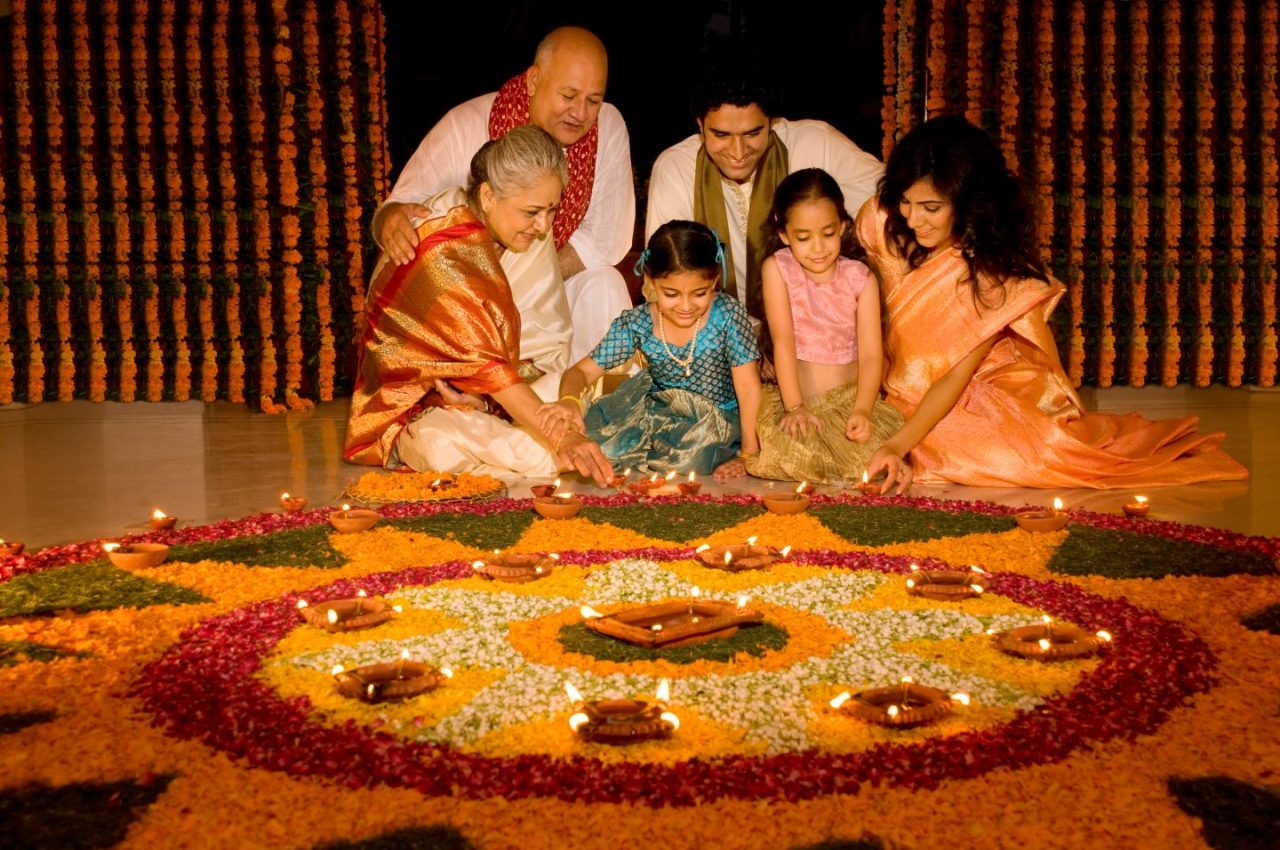 https://www.blogarts.in/wp-content/uploads/2020/05/family-deewali-1280x850.jpg