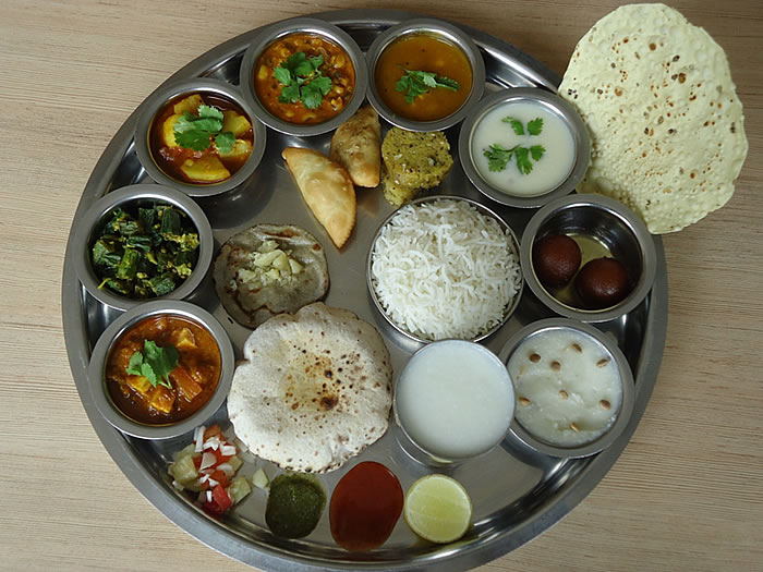 https://www.blogarts.in/wp-content/uploads/2021/09/Gujarati-Food.jpg